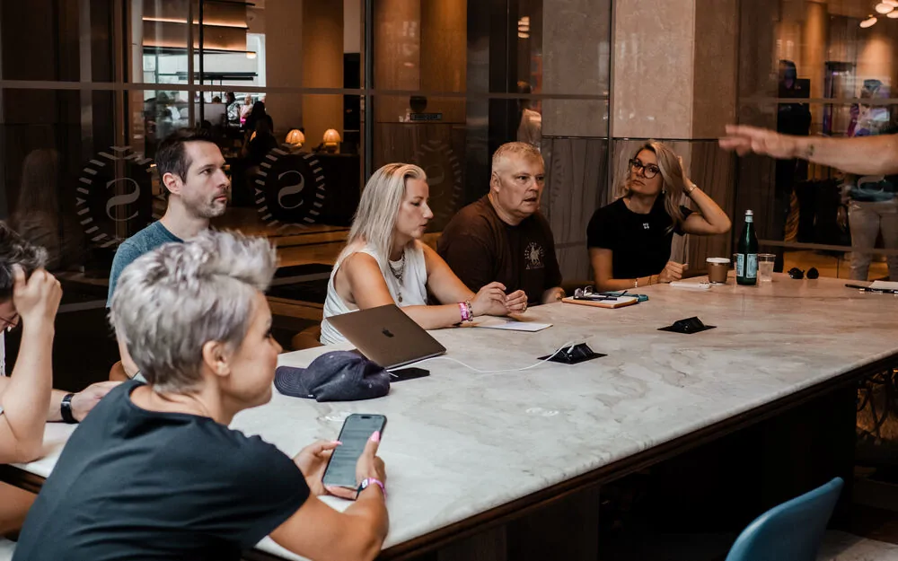 NEA-Mitglieder gemeinsam an der langen Tafel in New York