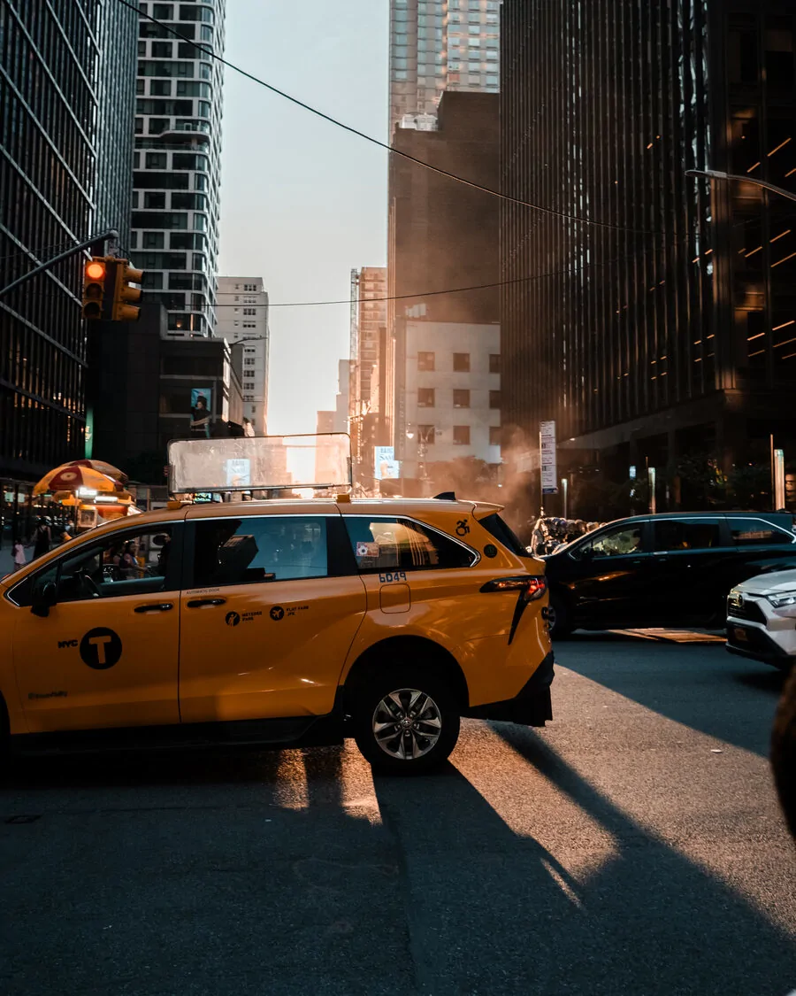 New Yorker Haeuserschlucht im goldenen Abendlicht