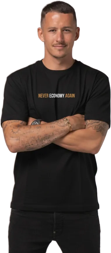 Tayler, Gründer von NEA, im NEA-Shirt mit verschränkten Armen